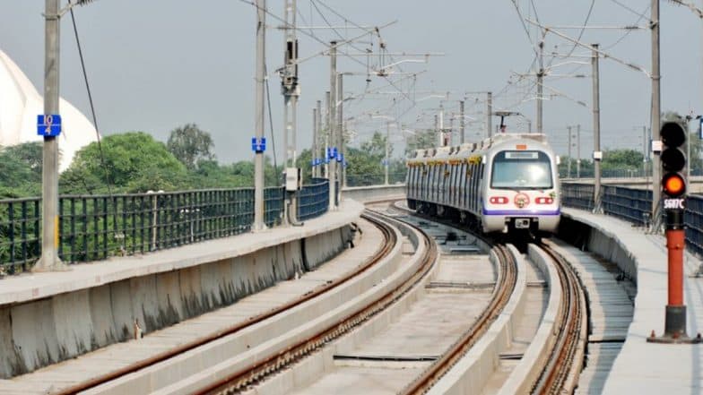 Aarey Protest: Delhi Metro प्रकल्पात 'अशी' वाचवली होती १२ हजारहून अधिक झाडे Aarey Protest: Delhi Metro प्रकल्पात 'अशी' वाचवली होती १२ हजारहून अधिक झाडे