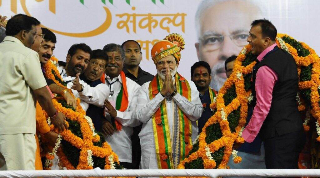 Maharashtra Assembly Election 2019: पुण्यातील प्रचारसभेत पंतप्रधान नरेंद्र मोदींनी परिधान केला सोन्याचे नक्षीकाम असलेला फेटा (See Photo) Maharashtra Assembly Election 2019: पुण्यातील प्रचारसभेत पंतप्रधान नरेंद्र मोदींनी परिधान केला सोन्याचे नक्षीकाम असलेला फेटा (See Photo)