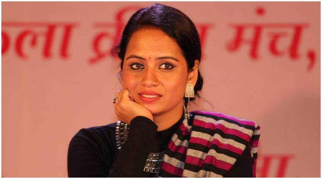 अभिनेत्री स्मिता तांबेने केली मढ समुद्रकिना-याची सफाई अभिनेत्री स्मिता तांबेने केली मढ समुद्रकिना-याची सफाई