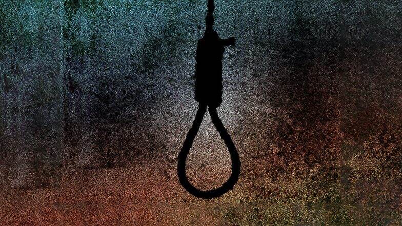 बुलढाण्यात काँग्रेस पक्षाचे चिन्ह असलेला टी-शर्ट घालून 21 वर्षीय तरुणाची आत्महत्या बुलढाण्यात काँग्रेस पक्षाचे चिन्ह असलेला टी-शर्ट घालून 21 वर्षीय तरुणाची आत्महत्या