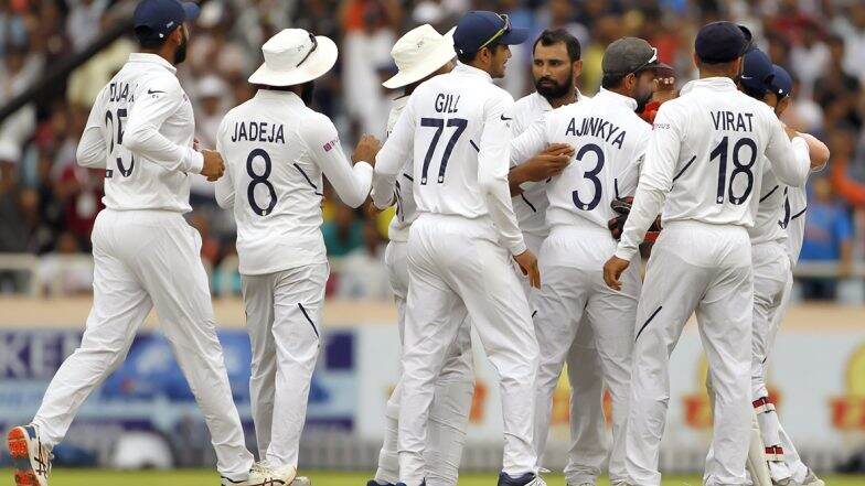 IND vs SA 3rd Test Day 3: गोलंदाजांनी वाढवल्या दक्षिण आफ्रिकेच्या अडचणी, Lunch पर्यंत अर्धा संघ 129 धावांवर तंबूत IND vs SA 3rd Test Day 3: गोलंदाजांनी वाढवल्या दक्षिण आफ्रिकेच्या अडचणी, Lunch पर्यंत अर्धा संघ 129 धावांवर तंबूत