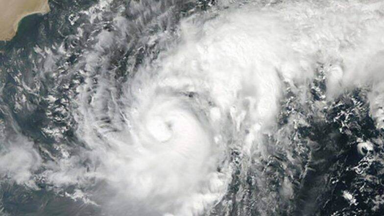 Kyarr Cyclone: 'क्यार' चक्रीवादळाचा मुंबई वरील धोका टळला; हवामान विभागाची माहिती Kyarr Cyclone: 'क्यार' चक्रीवादळाचा मुंबई वरील धोका टळला; हवामान विभागाची माहिती