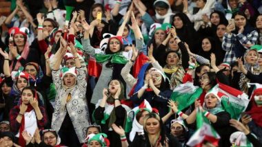 ईराणी महिलांनी 40 वर्षांची परंपरा मोडत फूटबॉल स्टेडियम मध्ये एकत्र पहिला FIFA World Cup Qualifier चा सामना