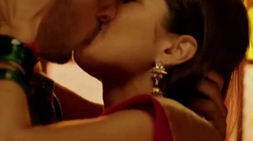 Sex Tips: सेक्सचा अनुभव आणखी रोमँटिक करण्यासाठी चुंबनाद्वारे खेळा हे '5' मजेशीर गेम्स Sex Tips: सेक्सचा अनुभव आणखी रोमँटिक करण्यासाठी चुंबनाद्वारे खेळा हे '5' मजेशीर गेम्स