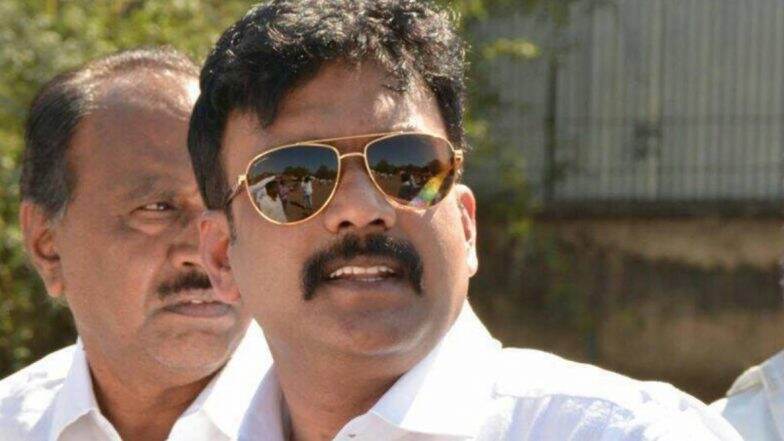 सहाय्यक पोलीस निरीक्षक रोहिदास पवार बडतर्फ तर, चार पोलीस कॉन्स्टेबल निलंबीत; आमदार रमेश कदम यांना नियमबाह्य मदत केल्याचा ठपका सहाय्यक पोलीस निरीक्षक रोहिदास पवार बडतर्फ तर, चार पोलीस कॉन्स्टेबल निलंबीत; आमदार रमेश कदम यांना नियमबाह्य मदत केल्याचा ठपका