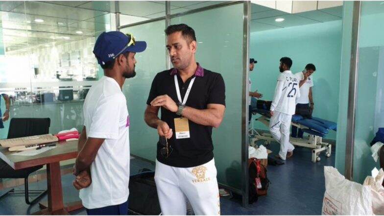 IND vs SA Test: दक्षिण आफ्रिकाविरुद्ध ऐतिहासिक विजयानंतर ड्रेसिंग रूममध्ये दिसला एम एस धोनी, शाहबाझ नदीम याला दिला गुरु मंत्र IND vs SA Test: दक्षिण आफ्रिकाविरुद्ध ऐतिहासिक विजयानंतर ड्रेसिंग रूममध्ये दिसला एम एस धोनी, शाहबाझ नदीम याला दिला गुरु मंत्र