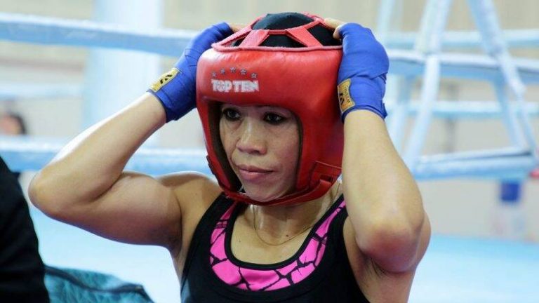 Indian boxer MC Mary Kom ची Dominican Republic च्या Miguelina Hernandez Garcia वर मात करत पुढील फेरीत प्रवेश