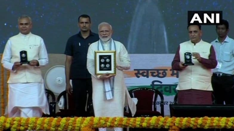 महात्मा गांधी यांच्या 150 व्या जयंतीनिमित्त, पंतप्रधान नरेंद्र मोदींनी जारी केले 150 रुपयांचे नाणे व टपाल तिकिट महात्मा गांधी यांच्या 150 व्या जयंतीनिमित्त, पंतप्रधान नरेंद्र मोदींनी जारी केले 150 रुपयांचे नाणे व टपाल तिकिट