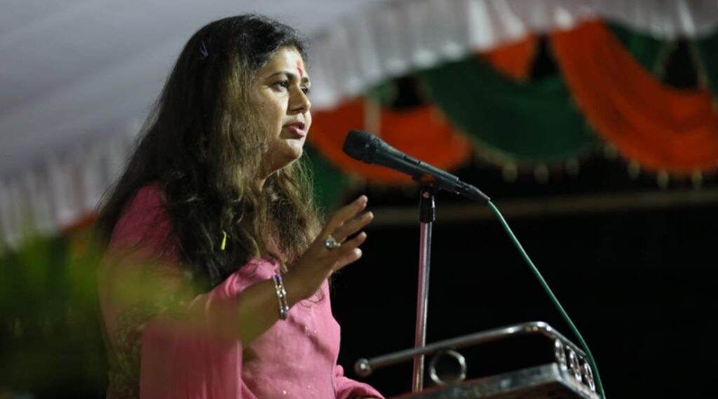 पंकजा मुंडे यांनी अखेर मांडली आपली बाजू; पहा काय म्हणाल्या त्या पंकजा मुंडे यांनी अखेर मांडली आपली बाजू; पहा काय म्हणाल्या त्या