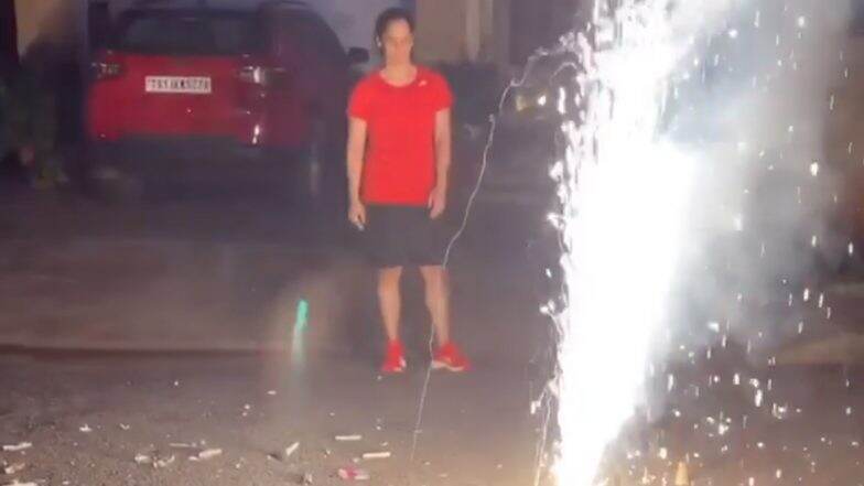 सायना नेहवाल हिने फोडले फटाके; सोशल मीडियावर चाहत्यांनी दिला Eco-Friendly Diwali साजरी करण्याचा सल्ला; पाहा नेटीझन्सच्या प्रतिक्रिया सायना नेहवाल हिने फोडले फटाके; सोशल मीडियावर चाहत्यांनी दिला Eco-Friendly Diwali साजरी करण्याचा सल्ला; पाहा नेटीझन्सच्या प्रतिक्रिया