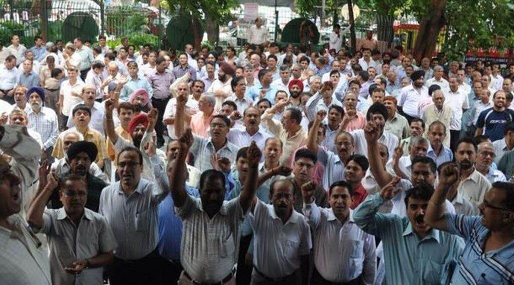 BSNL-MTNL कर्मचाऱ्यांचे गेल्या दोन महिन्यांपासून वेतन रखडले, देशव्यापी आंदोलनाची धमकी BSNL-MTNL कर्मचाऱ्यांचे गेल्या दोन महिन्यांपासून वेतन रखडले, देशव्यापी आंदोलनाची धमकी