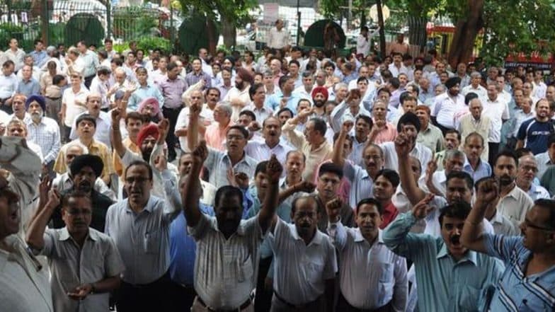 BSNL-MTNL कर्मचाऱ्यांचे गेल्या दोन महिन्यांपासून वेतन रखडले, देशव्यापी आंदोलनाची धमकी BSNL-MTNL कर्मचाऱ्यांचे गेल्या दोन महिन्यांपासून वेतन रखडले, देशव्यापी आंदोलनाची धमकी