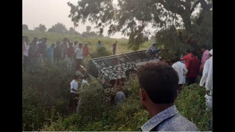 पीएम नरेंद्र मोदींच्या सभेच्या बंदोबस्तासाठी गेलेल्या पोलिसांच्या गाडीला अपघात; 15 जण जखमी, धनंजय मुंडेंनी केली मदत पीएम नरेंद्र मोदींच्या सभेच्या बंदोबस्तासाठी गेलेल्या पोलिसांच्या गाडीला अपघात; 15 जण जखमी, धनंजय मुंडेंनी केली मदत