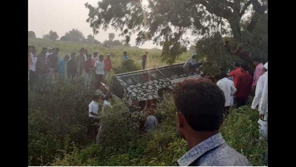 पीएम नरेंद्र मोदींच्या सभेच्या बंदोबस्तासाठी गेलेल्या पोलिसांच्या गाडीला अपघात; 15 जण जखमी, धनंजय मुंडेंनी केली मदत पीएम नरेंद्र मोदींच्या सभेच्या बंदोबस्तासाठी गेलेल्या पोलिसांच्या गाडीला अपघात; 15 जण जखमी, धनंजय मुंडेंनी केली मदत