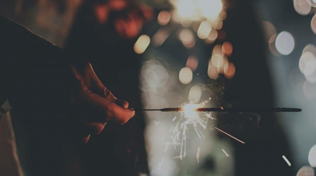 Diwali 2019 Firecracker Burn First Aid Tips: दिवाळीत फटाके उडवताना भाजल्यास 'हे' प्रथमोपचार करून धोका टाळा Diwali 2019 Firecracker Burn First Aid Tips: दिवाळीत फटाके उडवताना भाजल्यास 'हे' प्रथमोपचार करून धोका टाळा