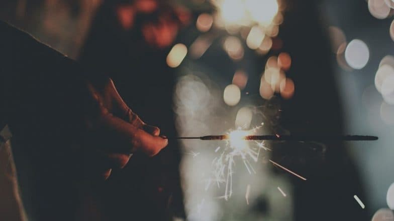 Diwali 2019 Firecracker Burn First Aid Tips: दिवाळीत फटाके उडवताना भाजल्यास 'हे' प्रथमोपचार करून धोका टाळा Diwali 2019 Firecracker Burn First Aid Tips: दिवाळीत फटाके उडवताना भाजल्यास 'हे' प्रथमोपचार करून धोका टाळा