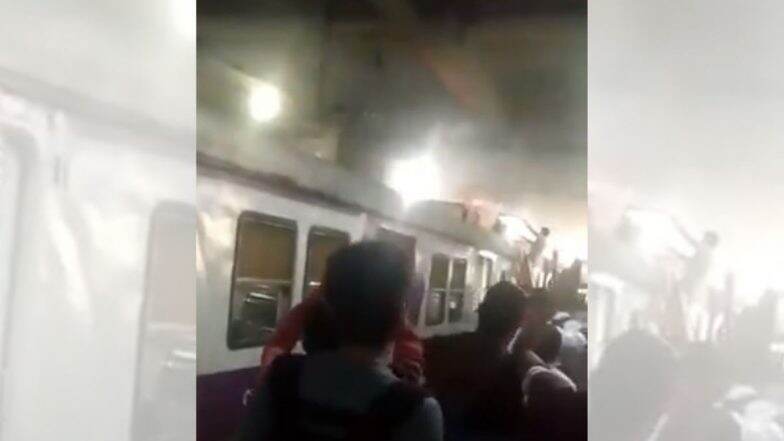 वाशी रेल्वे स्थानकात रेल्वेच्या पेंटाग्राफला लागली होती आग, विस्कळीत झालेली रेल्वे पूर्ववत सुरु वाशी रेल्वे स्थानकात रेल्वेच्या पेंटाग्राफला लागली होती आग, विस्कळीत झालेली रेल्वे पूर्ववत सुरु