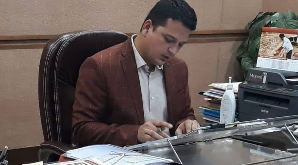 प्लास्टिक कपचा वापर केल्याने बीडमधील जिल्हाधिका-याने स्वत:लाच ठोठावला पाच हजार रुपयांचा दंड प्लास्टिक कपचा वापर केल्याने बीडमधील जिल्हाधिका-याने स्वत:लाच ठोठावला पाच हजार रुपयांचा दंड