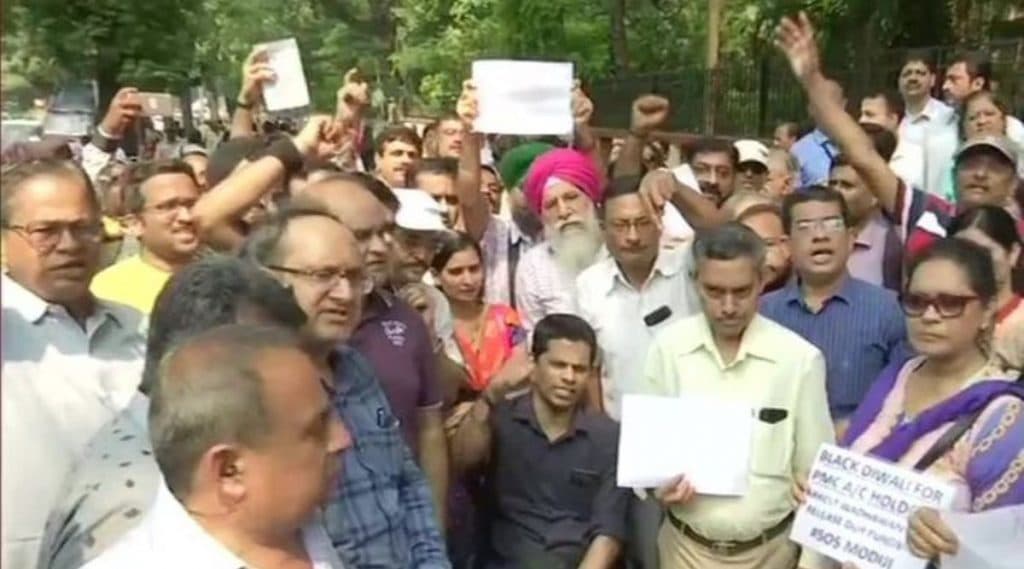 मुंबई: पंजाब आणि महाराष्ट्र सहकारी बॅंकेचे ठेवीदार संतप्त; रिझर्व्ह बॅंक ऑफ इंडियाच्या कार्यालयाबाहेर नोंदवला निषेध मुंबई: पंजाब आणि महाराष्ट्र सहकारी बॅंकेचे ठेवीदार संतप्त; रिझर्व्ह बॅंक ऑफ इंडियाच्या कार्यालयाबाहेर नोंदवला निषेध