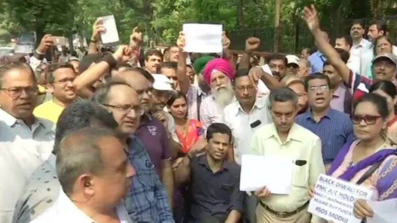 PMC बँक घोटाळ्यामुळे विधानसभा निवडणूकीच्या मतदानावर परिणाम होऊ शकतो, पीडित खातेधारकांचा अंदाज PMC बँक घोटाळ्यामुळे विधानसभा निवडणूकीच्या मतदानावर परिणाम होऊ शकतो, पीडित खातेधारकांचा अंदाज
