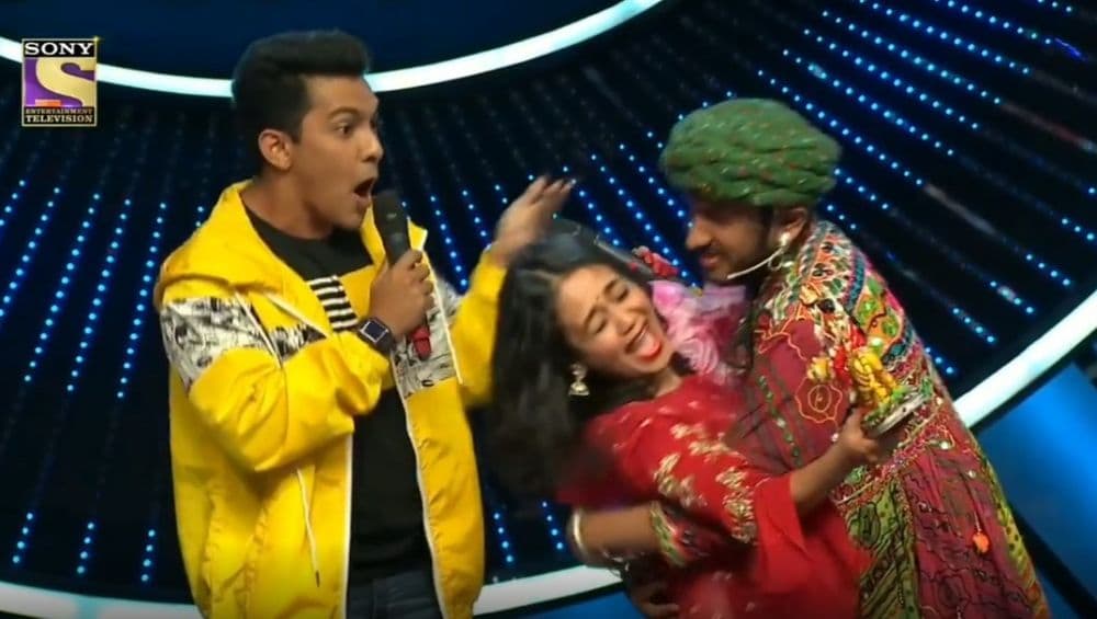 'Indian Idol 11' च्या ऑडिशनमध्ये गायिका नेहा कक्कड ला पाहून स्पर्धकाचा तोल घसरला, केले असे काही की परीक्षक ही झाले अवाक् 'Indian Idol 11' च्या ऑडिशनमध्ये गायिका नेहा कक्कड ला पाहून स्पर्धकाचा तोल घसरला, केले असे काही की परीक्षक ही झाले अवाक्