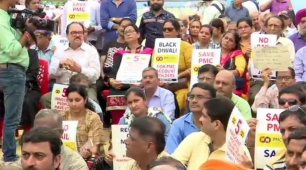 मुंबई: PMC बॅंक खातेदारांचे आझाद मैदानावर आंदोलन मुंबई: PMC बॅंक खातेदारांचे आझाद मैदानावर आंदोलन