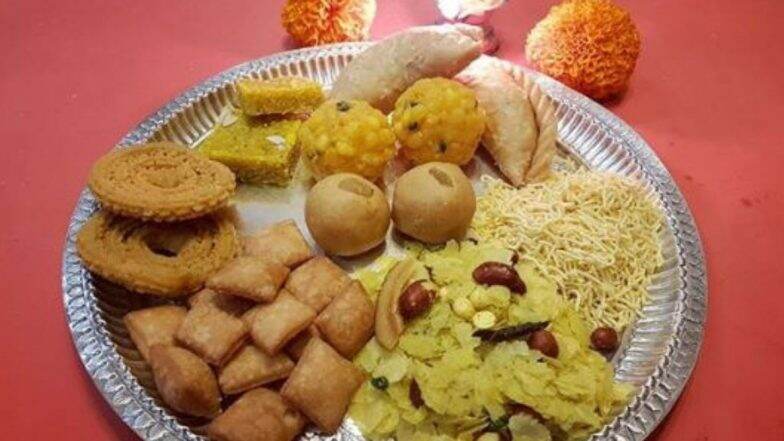 Diwali Diet Tips: चकली, शंकरपाळी सारख्या तळणीच्या पदार्थांमध्ये कराल 'हे' बदल तर 'डाएट' चं गणित विसरून घेऊ शकाल फराळाचा आस्वाद Diwali Diet Tips: चकली, शंकरपाळी सारख्या तळणीच्या पदार्थांमध्ये कराल 'हे' बदल तर 'डाएट' चं गणित विसरून घेऊ शकाल फराळाचा आस्वाद