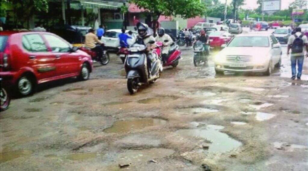 BMC चं मुंबईकरांना Pothole Challenge 2019! पालिकेच्या MyBMC Pothole FixIt App वर 'खड्डे दाखवा, 500 रुपये मिळवा'चं आव्हान BMC चं मुंबईकरांना Pothole Challenge 2019! पालिकेच्या MyBMC Pothole FixIt App वर 'खड्डे दाखवा, 500 रुपये मिळवा'चं आव्हान