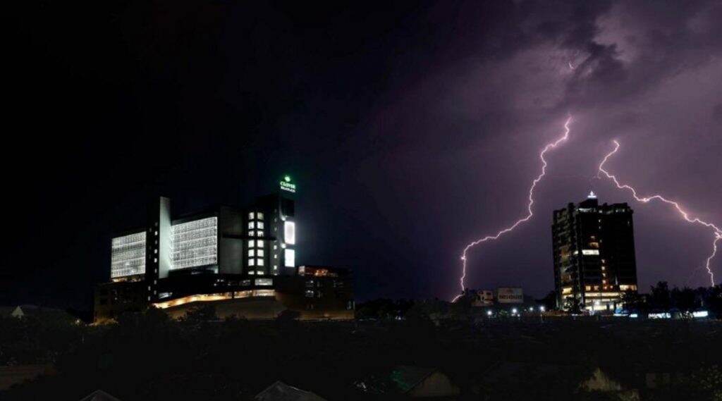 Pune Rains: ब्रेकडाऊन झालेल्या पीएमपी बसवर झाड कोसळून बस चालकाचा मृत्यू Pune Rains: ब्रेकडाऊन झालेल्या पीएमपी बसवर झाड कोसळून बस चालकाचा मृत्यू