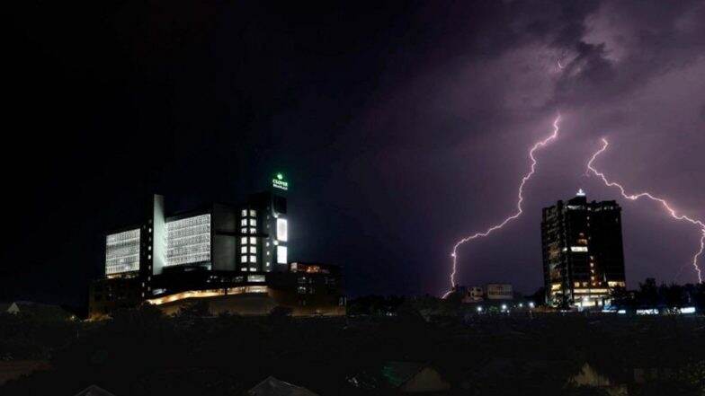 Pune Rains: ब्रेकडाऊन झालेल्या पीएमपी बसवर झाड कोसळून बस चालकाचा मृत्यू Pune Rains: ब्रेकडाऊन झालेल्या पीएमपी बसवर झाड कोसळून बस चालकाचा मृत्यू