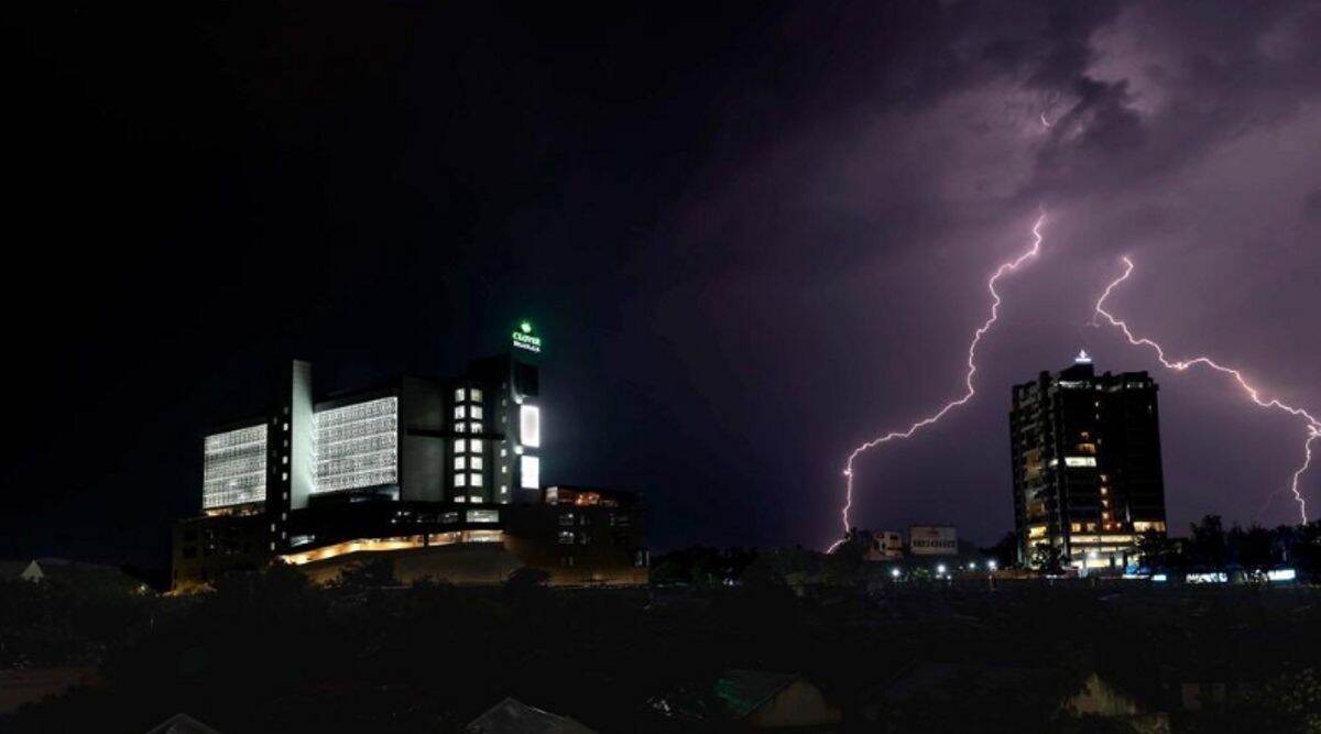 Pune Rains: ब्रेकडाऊन झालेल्या पीएमपी बसवर झाड कोसळून बस चालकाचा मृत्यू