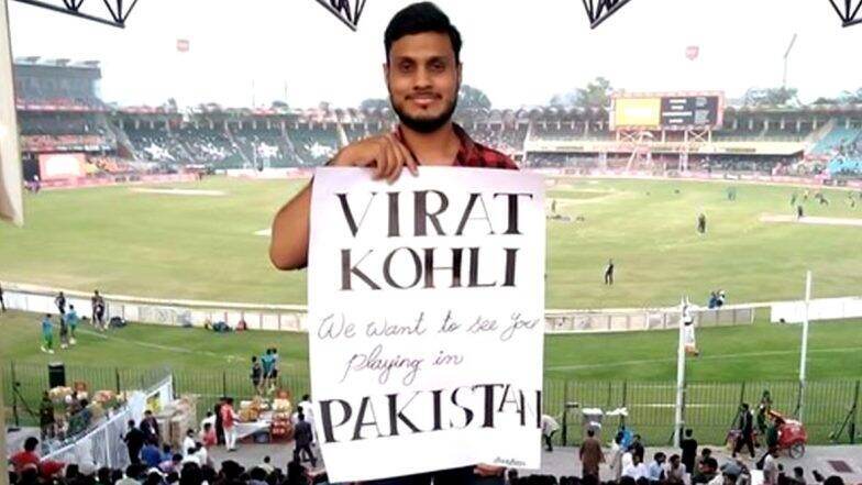 PAK vs SL मॅचदरम्यान कोलहीच्या पाकिस्तानी चाहत्याकडून 'विराट' निमंत्रण म्हणाला 'पाकमध्ये येऊन खेळ'; भारतीय क्रिकेटप्रेमिंनी सोशल मीडियावर केले कौतुक PAK vs SL मॅचदरम्यान कोलहीच्या पाकिस्तानी चाहत्याकडून 'विराट' निमंत्रण म्हणाला 'पाकमध्ये येऊन खेळ'; भारतीय क्रिकेटप्रेमिंनी सोशल मीडियावर केले कौतुक