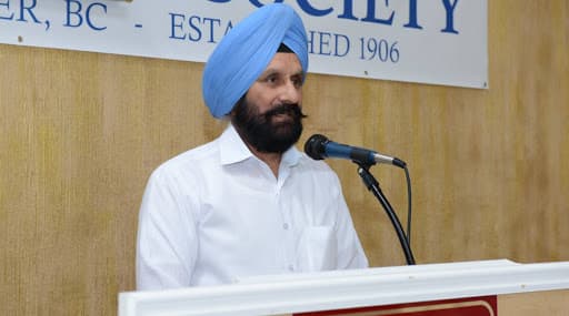 PMC बॅंकेच्या खातेदारांकडून माजी व्यवस्थापकाचा निषेध; 'वरयाम सिंह चोर है' अशा दिल्या घोषणा PMC बॅंकेच्या खातेदारांकडून माजी व्यवस्थापकाचा निषेध; 'वरयाम सिंह चोर है' अशा दिल्या घोषणा