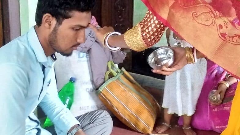Bhaubeej 2019: जाणून घ्या बहिणीला अखंड सौभाग्य आणि भावाला उदंड आयुष्य लाभण्यासाठी भाऊबीजेच्या दिवशी काय करावे Bhaubeej 2019: जाणून घ्या बहिणीला अखंड सौभाग्य आणि भावाला उदंड आयुष्य लाभण्यासाठी भाऊबीजेच्या दिवशी काय करावे