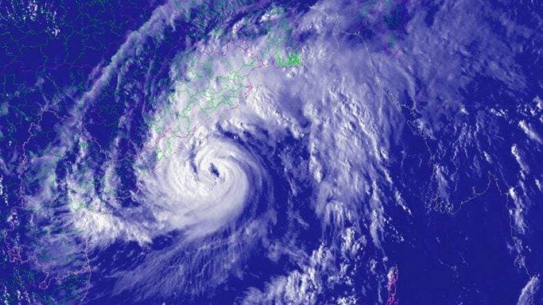 Kyarr Cyclone धोका कायम, किनारपट्टीवरील नागरिकांना सतर्कतेचा इशारा Kyarr Cyclone धोका कायम, किनारपट्टीवरील नागरिकांना सतर्कतेचा इशारा