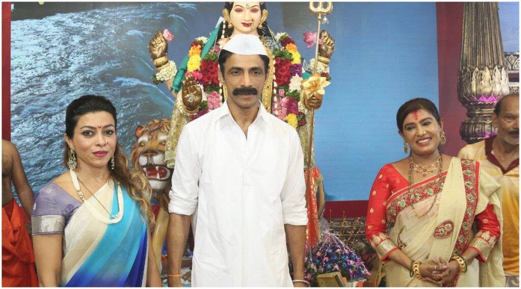 डॅडींच्या वेशात मकरंद देशपांडे यांनी घेतली 'देगडी चाळ' ची भेट; पहा फोटो डॅडींच्या वेशात मकरंद देशपांडे यांनी घेतली 'देगडी चाळ' ची भेट; पहा फोटो