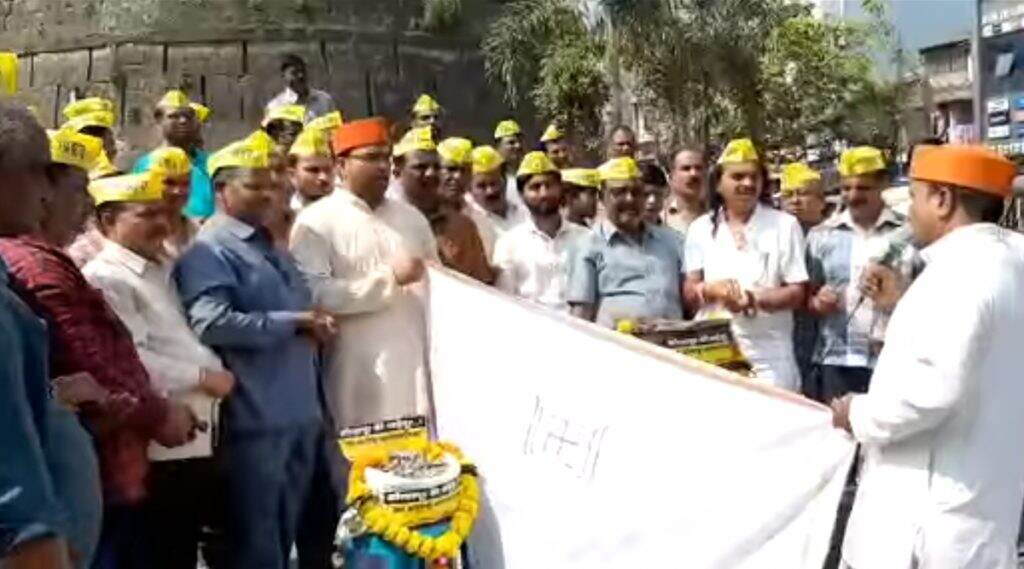 कोल्हापूर: रस्त्यावरील खड्ड्यांमुळे संतप्त नागरिकांनी लावलं खडी आणि डांबराचं लग्न; वाचा सविस्तर कोल्हापूर: रस्त्यावरील खड्ड्यांमुळे संतप्त नागरिकांनी लावलं खडी आणि डांबराचं लग्न; वाचा सविस्तर