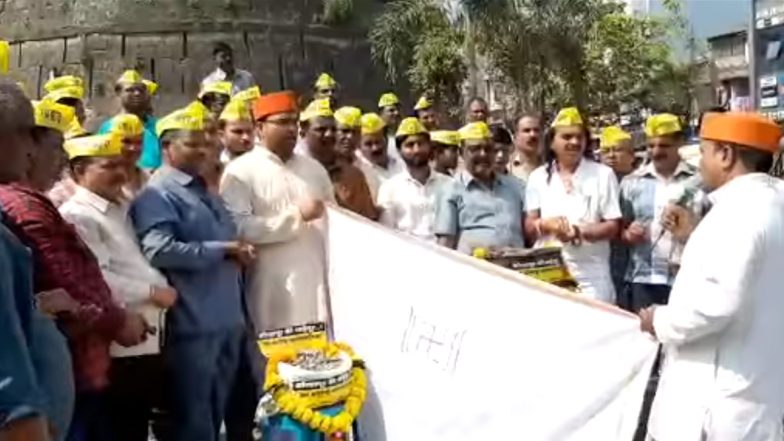 कोल्हापूर: रस्त्यावरील खड्ड्यांमुळे संतप्त नागरिकांनी लावलं खडी आणि डांबराचं लग्न; वाचा सविस्तर