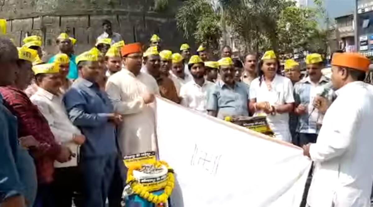 कोल्हापूर: रस्त्यावरील खड्ड्यांमुळे संतप्त नागरिकांनी लावलं खडी आणि डांबराचं लग्न; वाचा सविस्तर