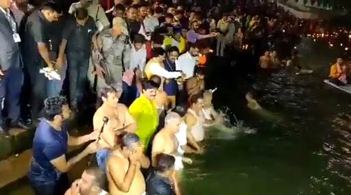 Kartik Purnima 2019: कार्तिक पौर्णिमेनिमित्त अयोध्येत लाखो भाविकांची गर्दी Kartik Purnima 2019: कार्तिक पौर्णिमेनिमित्त अयोध्येत लाखो भाविकांची गर्दी