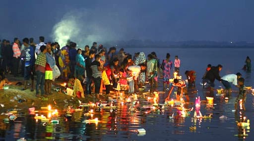 Kartik Purnima 2019 Shubh Muhurat: कार्तिक पौर्णिमेचा दिवस असतो शुभ, जाणून घ्या पूजाविधी आणि शुभ मुहूर्त Kartik Purnima 2019 Shubh Muhurat: कार्तिक पौर्णिमेचा दिवस असतो शुभ, जाणून घ्या पूजाविधी आणि शुभ मुहूर्त