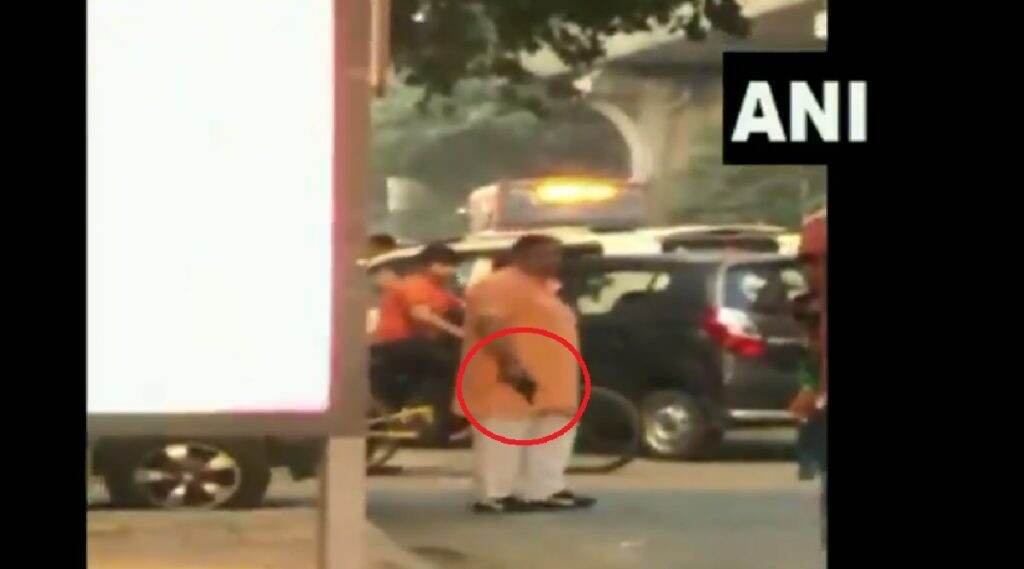 व्हिडिओ: भाजप खासदाराच्या कार्यालयाबाहेर गोळीबार; संशयीत आरोपीला अटक व्हिडिओ: भाजप खासदाराच्या कार्यालयाबाहेर गोळीबार; संशयीत आरोपीला अटक