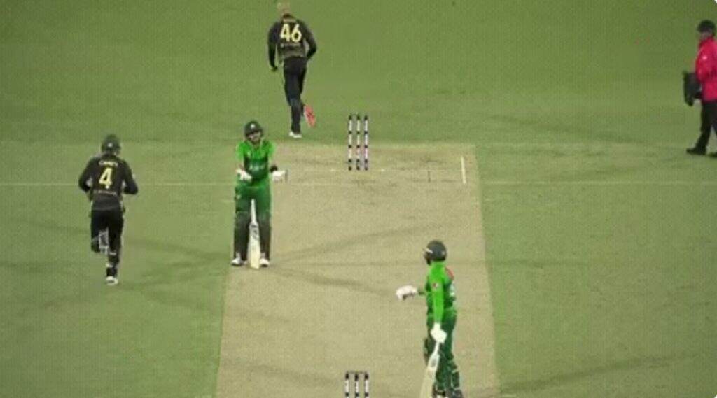 AUS vs PAK 2nd T20I: सह खेळाडूची फलंदाजी पाहून भडकला पाकिस्तानचा नवीन कर्णधार बाबर आझम, मैदानावरच घेतली शाळा, पहा Video AUS vs PAK 2nd T20I: सह खेळाडूची फलंदाजी पाहून भडकला पाकिस्तानचा नवीन कर्णधार बाबर आझम, मैदानावरच घेतली शाळा, पहा Video