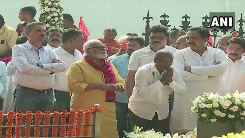 बाळासाहेब ठाकरे यांच्या पुण्यतिथी निमित्त राष्ट्रवादीचे छगन भुजबळ आणि जयंत पाटील यांनी वाहिली श्रद्धांजली