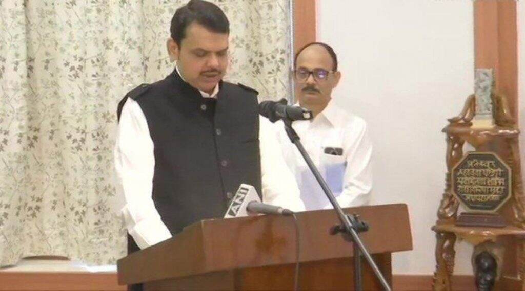 देवेंद्र फडणवीस मुख्यमंत्री पदाचा राजीनामा देण्याची शक्यता; शरद पवार यांच्या 'पॉवर गेम'मुळे भाजप अडचणीत देवेंद्र फडणवीस मुख्यमंत्री पदाचा राजीनामा देण्याची शक्यता; शरद पवार यांच्या 'पॉवर गेम'मुळे भाजप अडचणीत