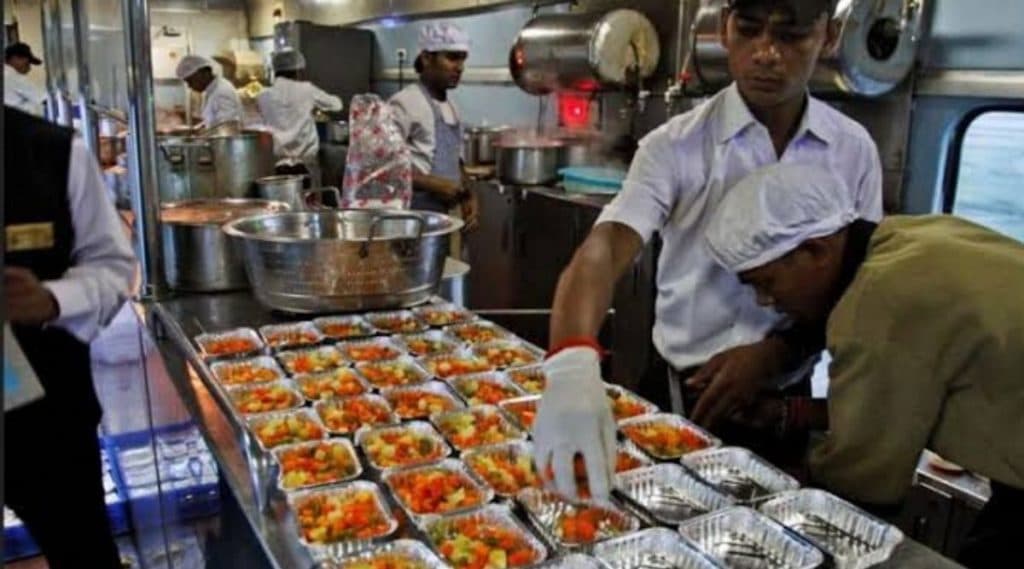 रेल्वेमध्ये नाश्ता पासून ते जेवणाच्या किंमती वाढणार असल्याने सामान्यांच्या खिशाला कात्री रेल्वेमध्ये नाश्ता पासून ते जेवणाच्या किंमती वाढणार असल्याने सामान्यांच्या खिशाला कात्री