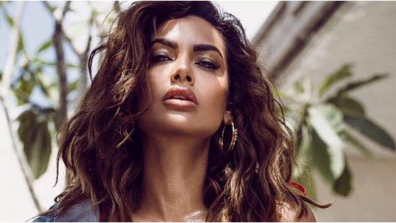 Esha Gupta चा रेड बिकिनी मधील हा Hot Look पहाच (See Photos)
