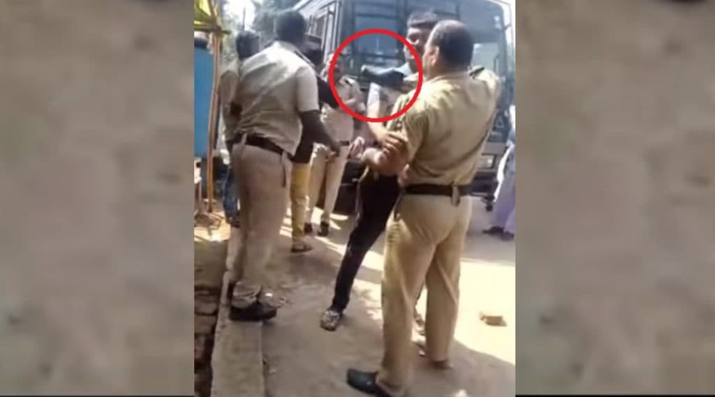 VIDEO: भंडारा येथे पोलिसांमध्ये फ्री-स्टाईल हाणामारी, एकमेकांना बुटाने चोप; आरोपीला खर्रा देण्यावर वाद VIDEO: भंडारा येथे पोलिसांमध्ये फ्री-स्टाईल हाणामारी, एकमेकांना बुटाने चोप; आरोपीला खर्रा देण्यावर वाद