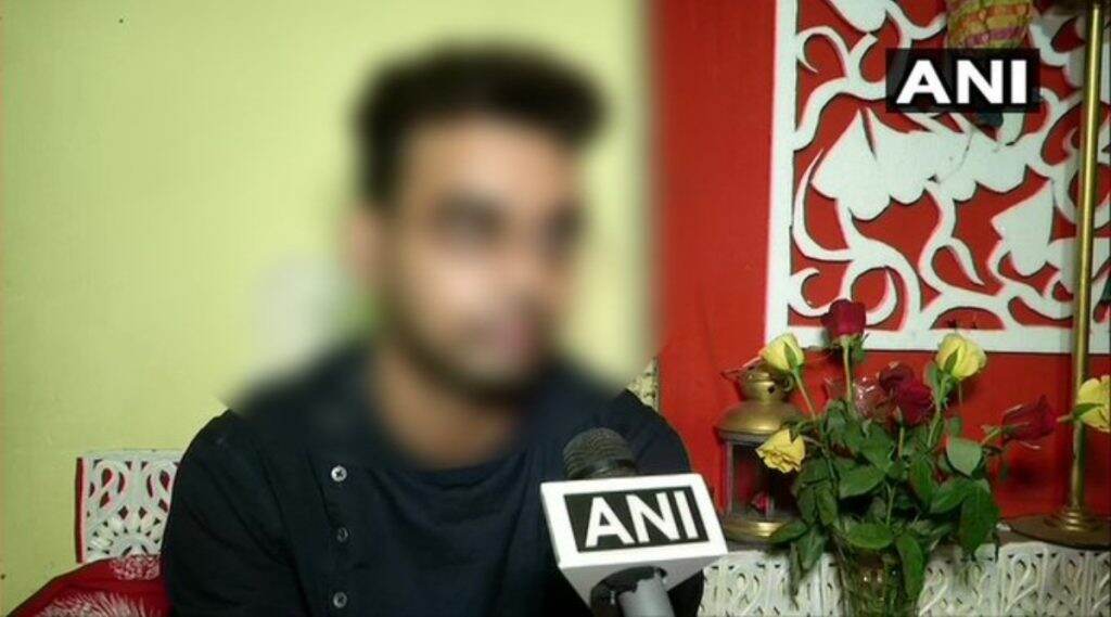 पश्चिम बंगाल: समलिंगी जोडप्याने मागितले पोलिसांकडे संरक्षण; कुटुंबीयांकडूनच जीवे मारण्याची धमकी मिळाल्याचा दावा पश्चिम बंगाल: समलिंगी जोडप्याने मागितले पोलिसांकडे संरक्षण; कुटुंबीयांकडूनच जीवे मारण्याची धमकी मिळाल्याचा दावा