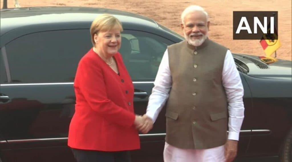 राष्ट्रपती भवनात राष्ट्रगीतावेळी बसून राहिल्या जर्मन चान्सलर अँजेला मर्केल, जाणून घ्या कारण राष्ट्रपती भवनात राष्ट्रगीतावेळी बसून राहिल्या जर्मन चान्सलर अँजेला मर्केल, जाणून घ्या कारण
